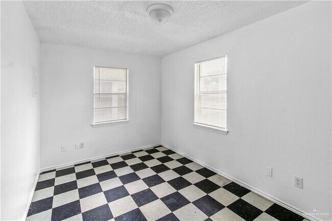 Building Photo - 601 N St Marie St