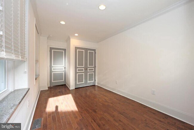 Building Photo - 130 W Laurel St