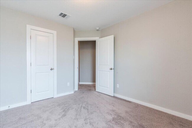 Building Photo - 109 Pine Island Ln