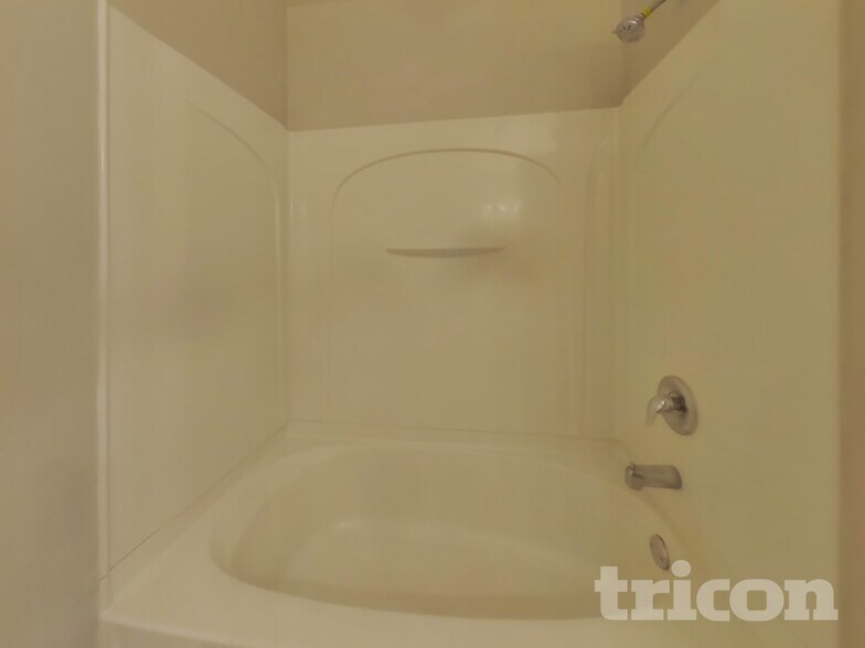 Building Photo - 8621 W Willow Ave