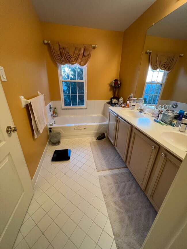 Building Photo - 3504 Carriage Ct