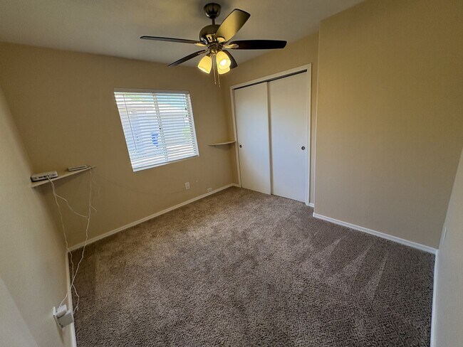 Building Photo - Move in ready east side rental