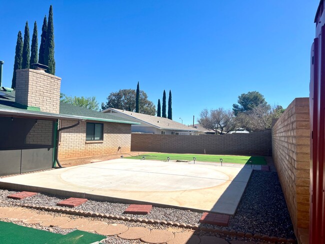 Building Photo - 1310 E Buckhorn Dr