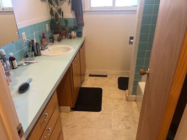 Building Photo - 526 N Frey Ave