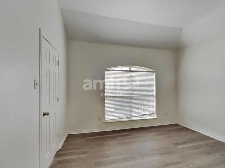 Building Photo - 4825 Summer Oaks Ln