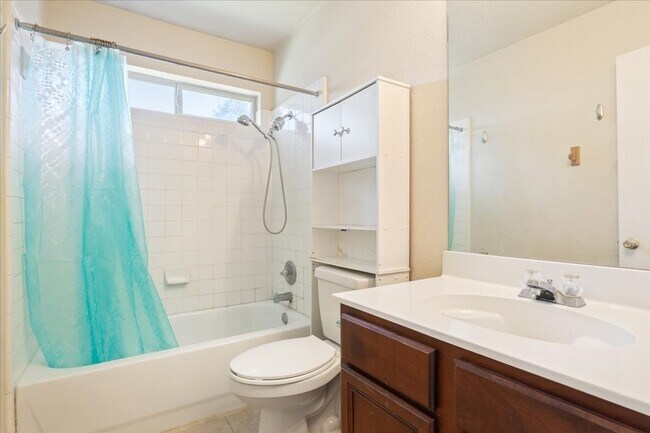 Building Photo - Charming 3/BR 2/BA One-Level Home in Round...