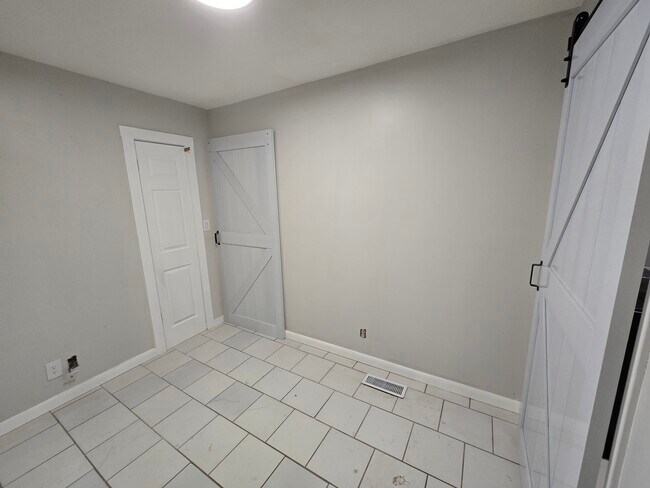 Building Photo - 929 Due W Ave N