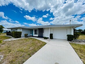 Building Photo - Charming Waterfront Home in Cape Coral – P...