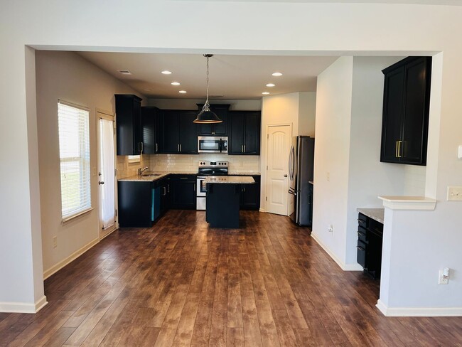 Building Photo - Wow! Check out this charming 3 bedroom 2.5 bathroom home in Newnan!