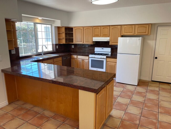 Building Photo - 4527 Hollister Ave