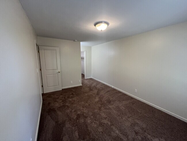 Building Photo - Downstairs 2 bedroom unit with parking and a patio