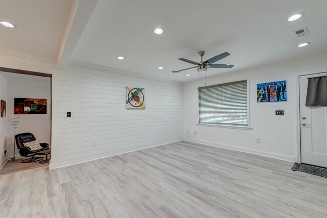 Building Photo - 746 Cartwright Dr