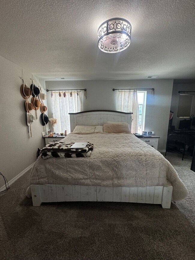 Building Photo - 3 Bed 2.5 Bath Home in Fountain Available in June