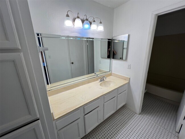 Building Photo - 9471 Pagewood Ln