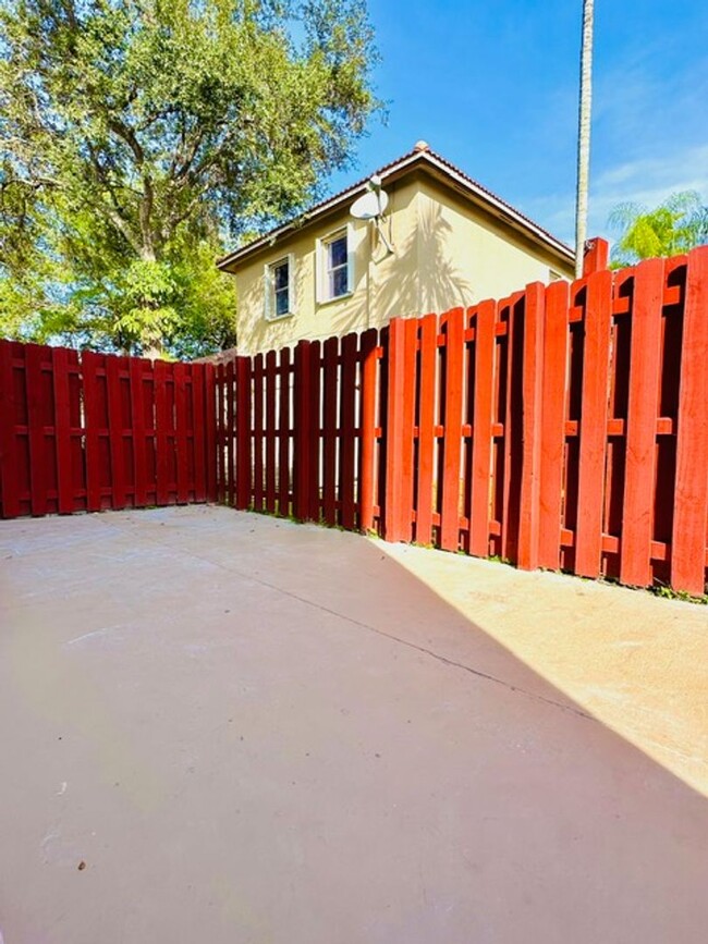 Building Photo - Beautiful Townhouse in Weston