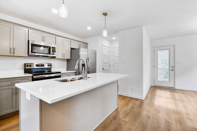 Building Photo - Pet Friendly Three Bedroom!