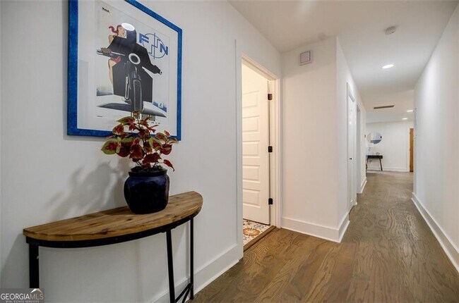 Building Photo - 2749 Memorial Dr SE