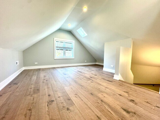 Building Photo - 1709 N Maplewood Ave