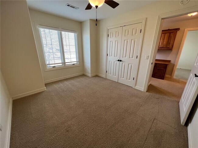 Building Photo - 1004 NE Carnahan Ct