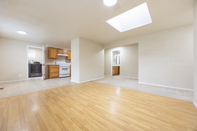 Building Photo - Spacious 5 bed/2 bath in SE Portland