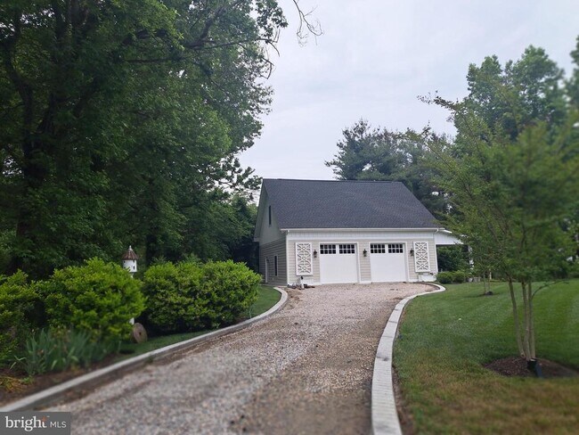 Building Photo - 15550 New Rd
