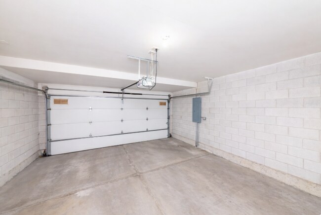 Building Photo - 2331 N Lister Ave