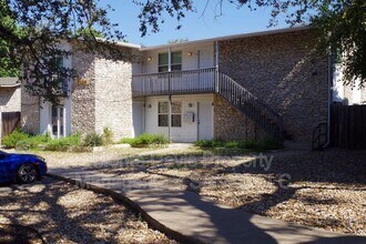 Building Photo - 2504 Manor Cir