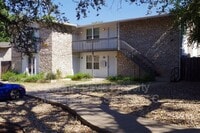 Building Photo - 2504 Manor Cir