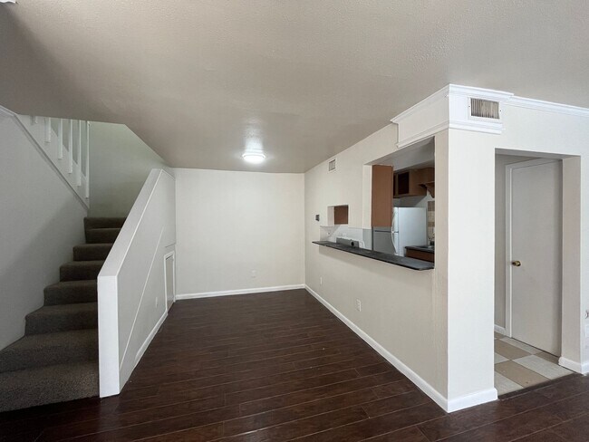 Building Photo - Two Story South Side Townhome
