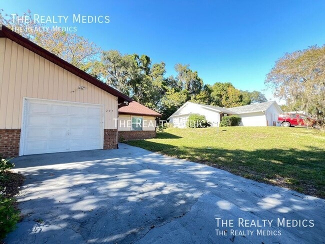 Building Photo - 203 Fernwood St