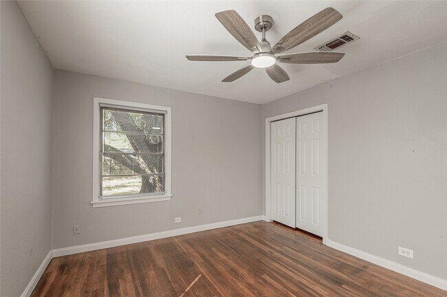 Building Photo - 1528 Ave P