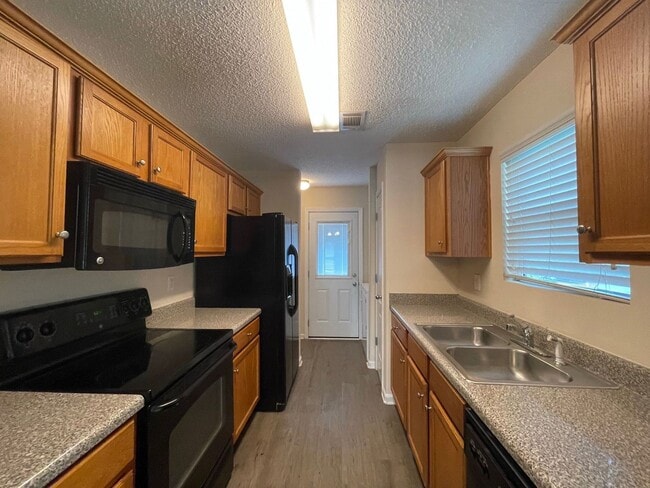 Building Photo - PRE-LEASING FOR AUGUST 1 2026!