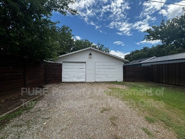 Building Photo - 2021 Bluebonnet Dr