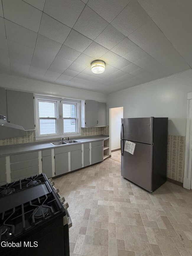 Building Photo - 1111 Parkwood Blvd