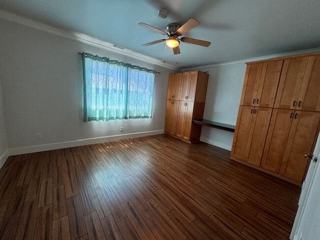 Building Photo - Custom one bedroom with large living room and much more!