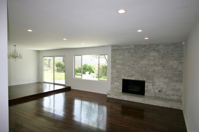 Living Roomm chipped marble wall, gas fireplace - 2657 Zorada Dr