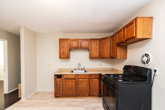 Building Photo - Lovely 3 Bedroom 1 Bathroom Home