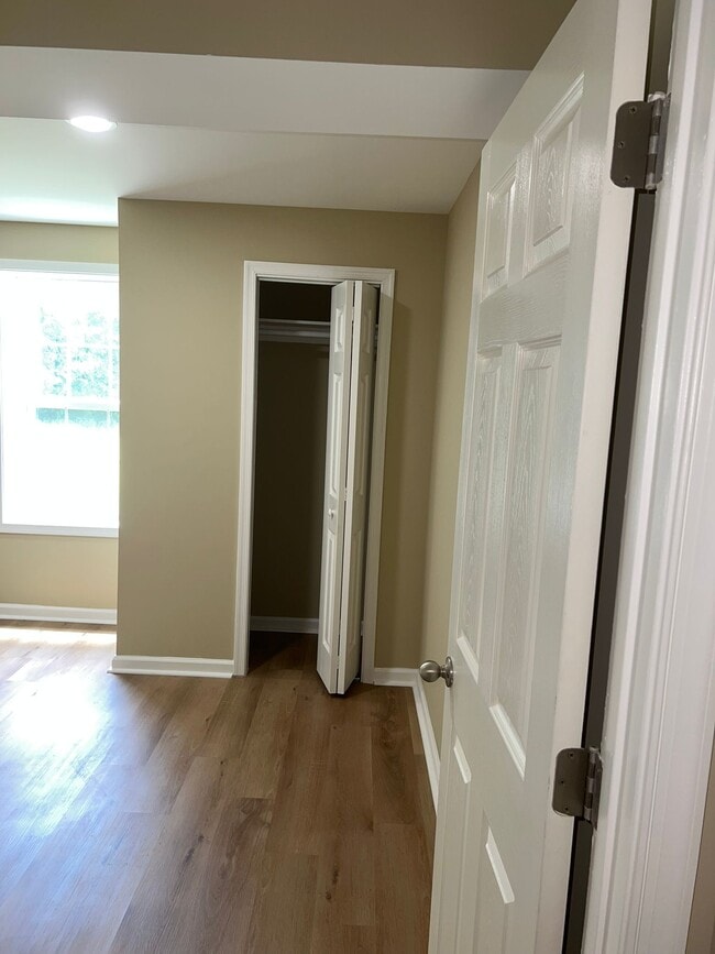 Building Photo - 20 Aster Ln