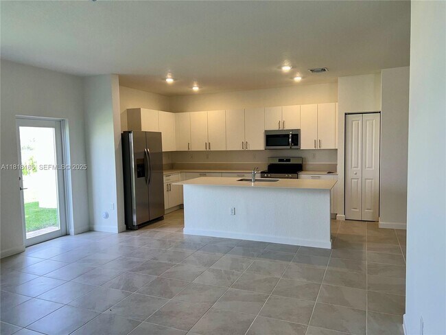 Building Photo - 2929 SE 23rd Ave