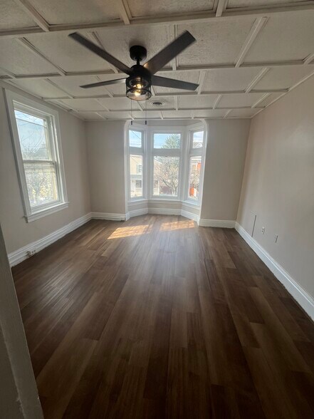 living room - 822 E Prospect St