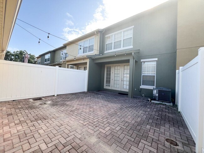 Building Photo - Stunning 3/2.5 Windermere Townhome