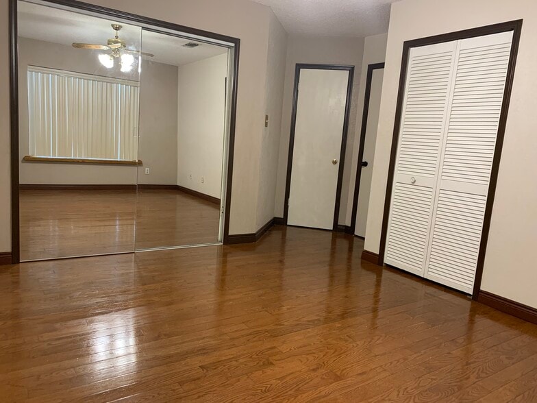 Building Photo - 2403 Hemlock Dr