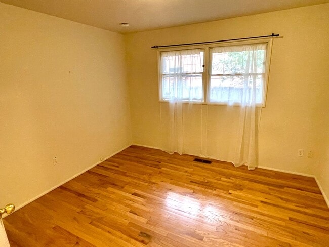 Building Photo - CURFN01