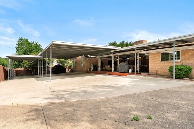 Building Photo - 6545 Lyndon B Johnson Fwy