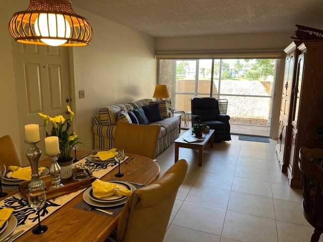 Building Photo - 1533 SE Royal Green Cir