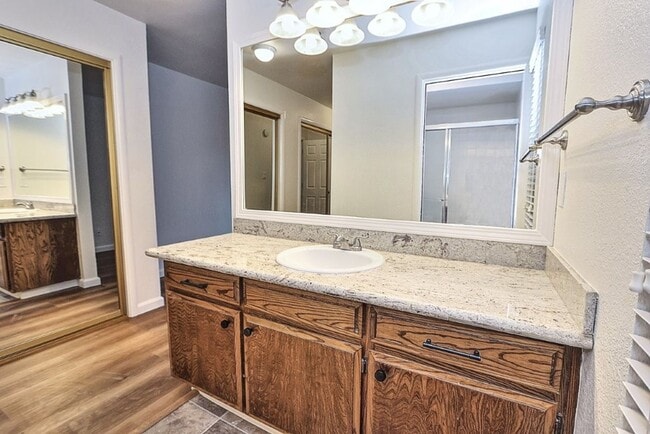 Building Photo - Beautiful corner halfplex available now for rent!