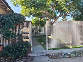 Building Photo - Spacious Ocean Beach 2 bed 1 bath just a few steps from Colliers Park.