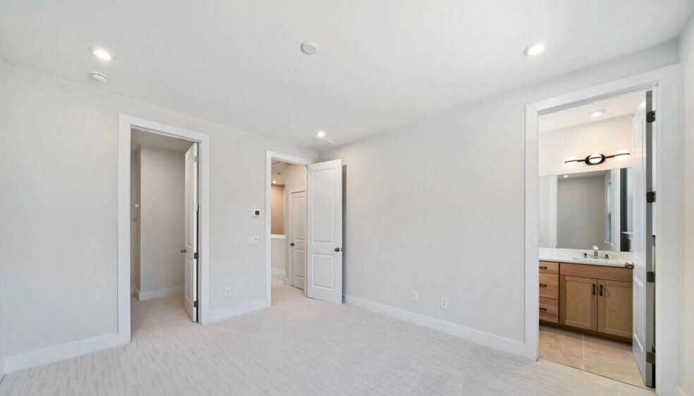 Building Photo - Room in Townhome on Levy Wy