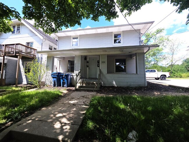 Building Photo - 1224 Pondview Ave