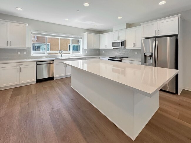 Building Photo - Luxury 4Bd/3.5Ba Smart Home in Gated Lake ...